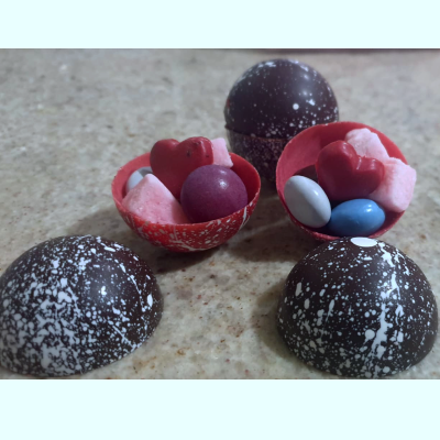 Chocolateros.net - Marakas Cacao - 3 esferas y 1 barra de chocolate decorada